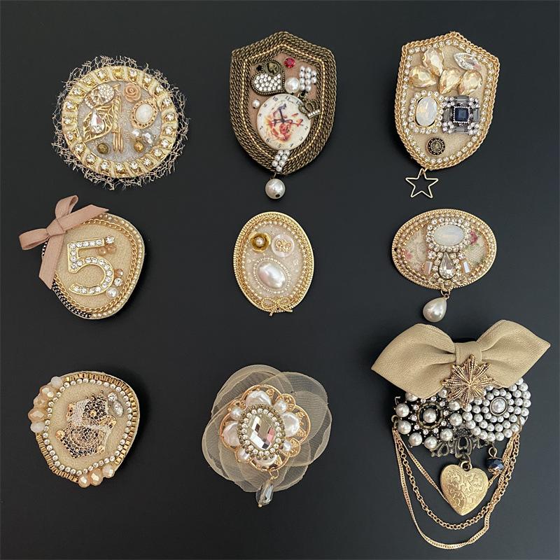 Classic Women Elegant 5 Number Pearl Crystal Brooch Badges Chains Tassel Exquisite Vintage Casual Suit Coat Pins Buckle Brooches
Classic Women Elegant 5 Number Pearl Crystal Brooch Badges Chains Tassel Exquisite Vintage Casual Suit Coat Pins Buckle Brooches