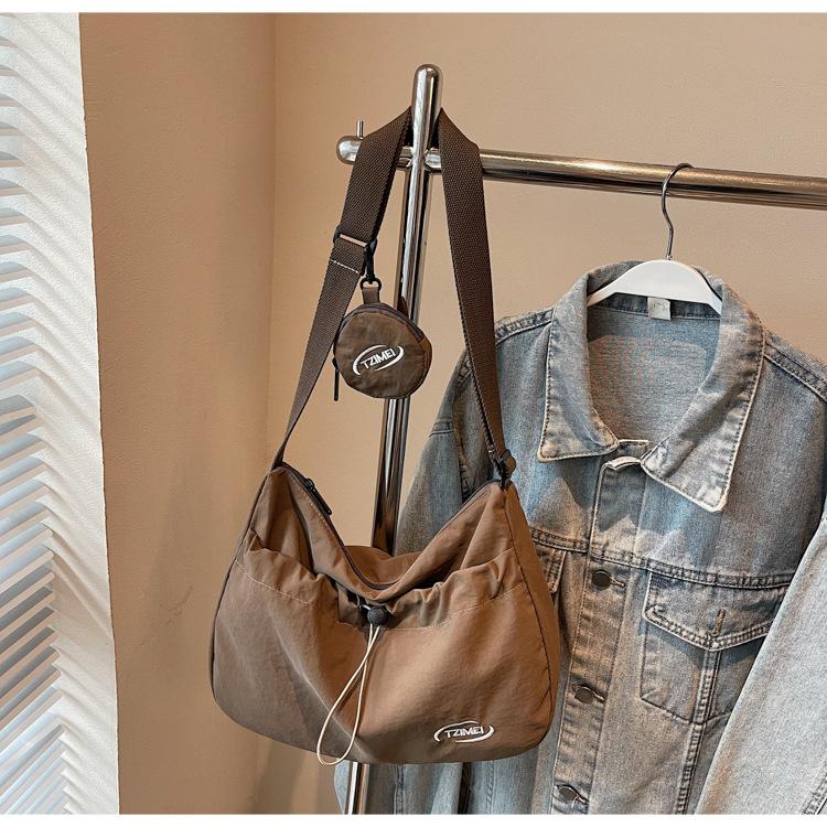 Canvas bag women s large-capacity new autumn and winter versatile shoulder messenger bag casual commuter dumpling bag темно-коричневого
Canvas bag women s large-capacity new autumn and winter versatile shoulder messenger bag casual commuter dumpling bag темно-коричневого