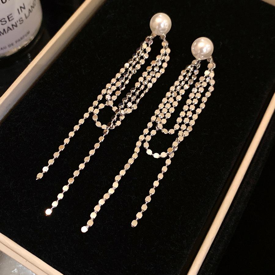 Европейские и американские ретро серьги-гвоздики с жемчужной бахромой, серебряная игла, изысканный нишевый дизайн, серьги, подчеркивающие лицо, тонкие, модные, универсальные серьги
Европейские и американские ретро серьги-гвоздики с жемчужной бахромой, серебряная игла, изысканный нишевый дизайн, серьги, подчеркивающие лицо, тонкие, модные, универсальные серьги