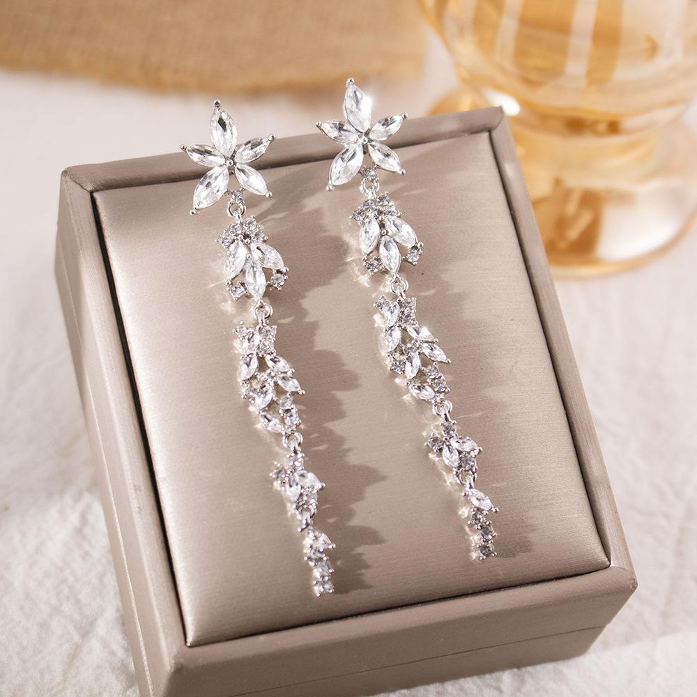 Серьги Серебряная игла элегантные с бриллиантами, длинные с бахромой, нишевые, с темпераментом, универсальные, простые, легкая роскошь, высококлассные, женские
Серьги Серебряная игла элегантные с бриллиантами, длинные с бахромой, нишевые, с темпераментом, универсальные, простые, легкая роскошь, высококлассные, женские