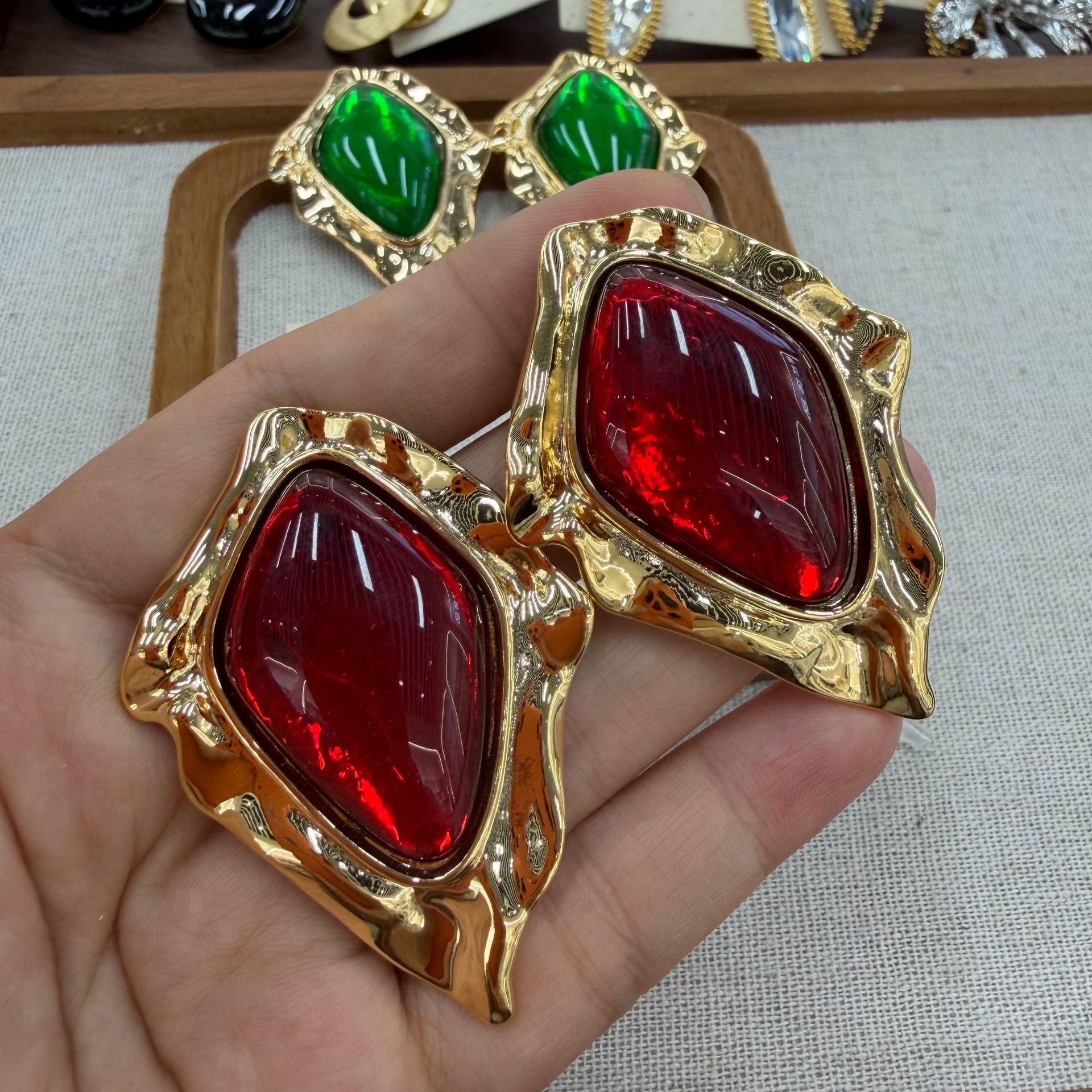 Vintage Light Luxury High-End Geometric Leaf Pleated Rhombus Gem Earrings Fashion Temperament Love Earrings Women
Vintage Light Luxury High-End Geometric Leaf Pleated Rhombus Gem Earrings Fashion Temperament Love Earrings Women
