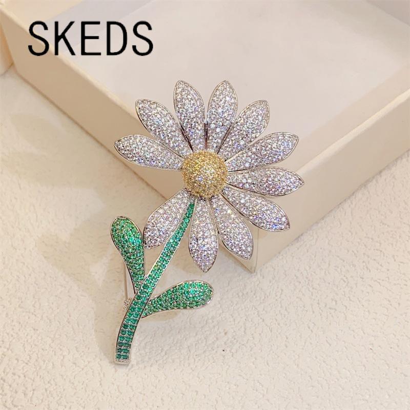 SKEDS Exquisite Luxury Daisy Crystal Brooch Pin For Women Girls Fashion Elegant Creative New Clothing Coat Badges Accessories
SKEDS Exquisite Luxury Daisy Crystal Brooch Pin For Women Girls Fashion Elegant Creative New Clothing Coat Badges Accessories
