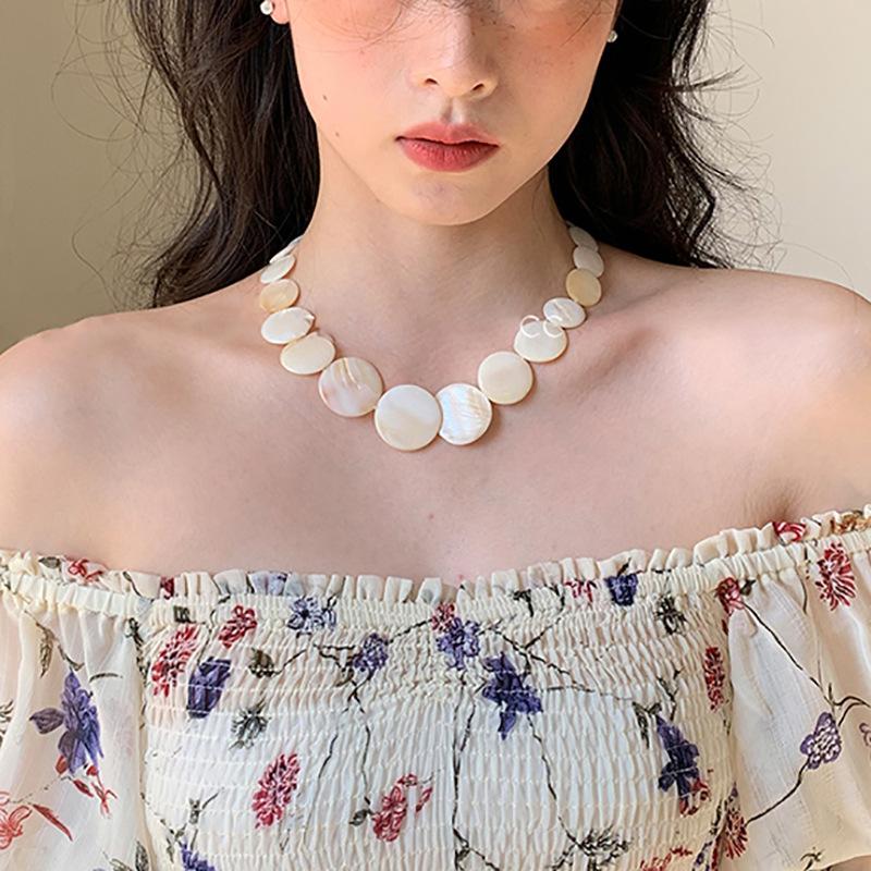 Retro round shell necklace, seaside vacation style, simple and versatile neck chain temperament, advanced sense necklace
Retro round shell necklace, seaside vacation style, simple and versatile neck chain temperament, advanced sense necklace