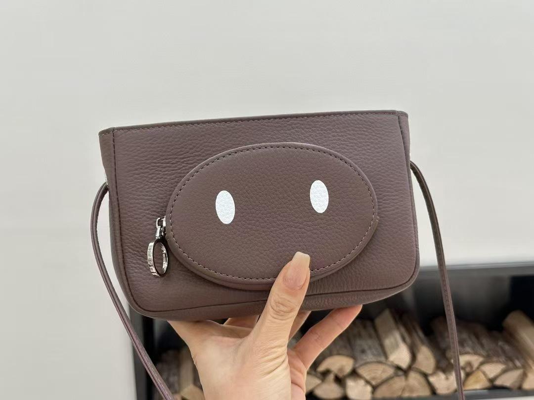 Cowhide Leather Mini Pig Crossbody Bag - Women s Versatile Coin, Earphone, and Phone Holder 18cm Length, 3cm Width, 11cm Height лаванды фиолетового
Cowhide Leather Mini Pig Crossbody Bag - Women s Versatile Coin, Earphone, and Phone Holder 18cm Length, 3cm Width, 11cm Height лаванды фиолетового