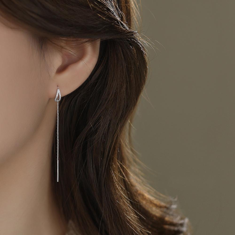 Korean Version of Light Luxury Versatile Micro Inlaid Water Droplet Shaped Tassel Earrings for Women, Simple and Fashionable Ear Lines, Niche Earrings 6CM
Korean Version of Light Luxury Versatile Micro Inlaid Water Droplet Shaped Tassel Earrings for Women, Simple and Fashionable Ear Lines, Niche Earrings 6CM
