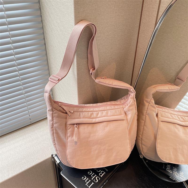 Dumpling bag Lazy and relaxed messenger bag Women s lightweight nylon canvas bag Commuter leisure sports shoulder bag розовый
Dumpling bag Lazy and relaxed messenger bag Women s lightweight nylon canvas bag Commuter leisure sports shoulder bag розовый