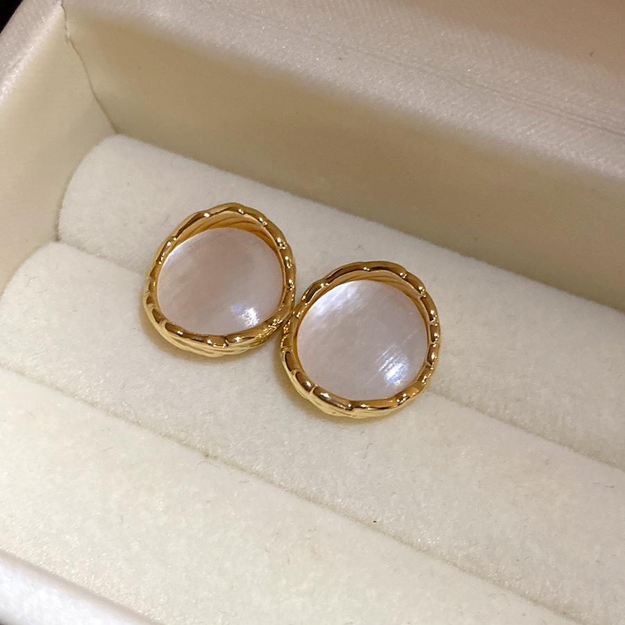 K real gold electroplated silver needle fritillary diamond stud earrings retro court temperament earrings light luxury high-end earrings
K real gold electroplated silver needle fritillary diamond stud earrings retro court temperament earrings light luxury high-end earrings