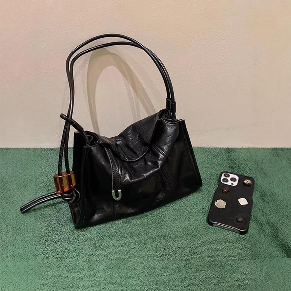 Niche design stylish and simple commuter women s bag 2024 new large-capacity pleated underarm shoulder bag messenger bag
Niche design stylish and simple commuter women s bag 2024 new large-capacity pleated underarm shoulder bag messenger bag