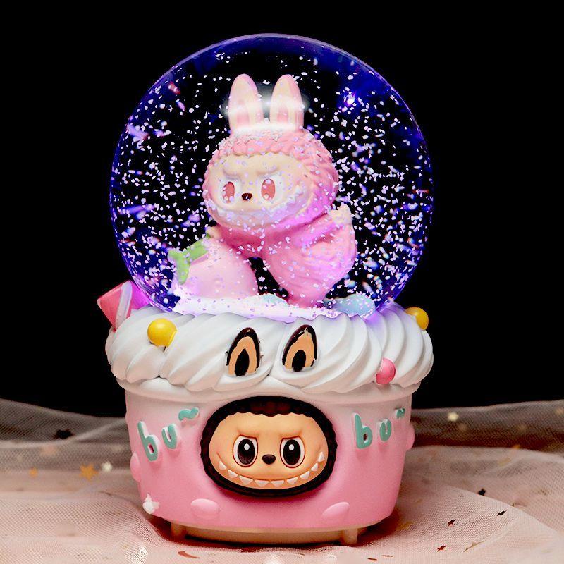 Музыкальная шкатулка Лабубу с хрустальным шаром, Светящаяся самовращающаяся музыкальная шкатулка, Настольное украшение, Детский подарок на день рождения original packaging
Музыкальная шкатулка Лабубу с хрустальным шаром, Светящаяся самовращающаяся музыкальная шкатулка, Настольное украшение, Детский подарок на день рождения original packaging