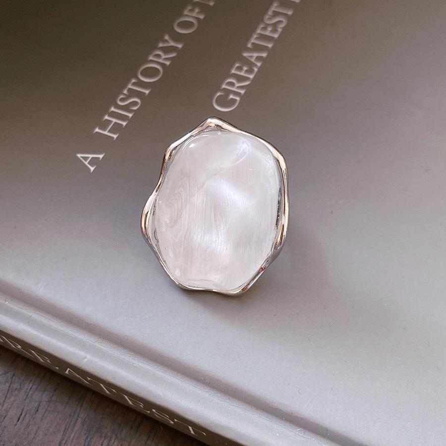 Silver needle resin oval earrings retro court style temperament earrings light luxury high-end earrings design sense niche
Silver needle resin oval earrings retro court style temperament earrings light luxury high-end earrings design sense niche