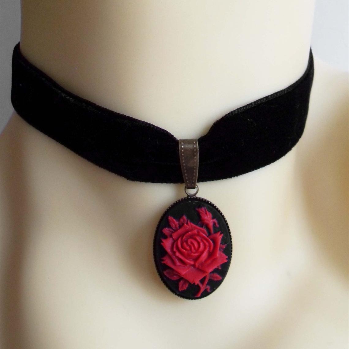Gothic Victoria Black Oval White Rose Flower Relief Pendant Black Velvet Necklace for Women Halloween Party Jewelry Accessories червоний
Gothic Victoria Black Oval White Rose Flower Relief Pendant Black Velvet Necklace for Women Halloween Party Jewelry Accessories червоний