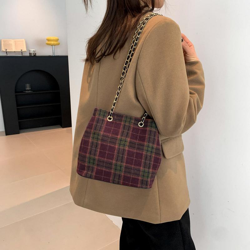 Retro plaid large-capacity chain shoulder bag 2025 autumn new women s armpit bag fashionable bucket bag
Retro plaid large-capacity chain shoulder bag 2025 autumn new women s armpit bag fashionable bucket bag