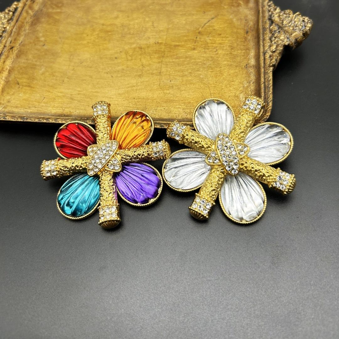 Baroque Style Women Men Fashion Vintage Crystal Cross Brooches Badges Unisex Exquisite Rhinestone Middle Design Pin Accessories
Baroque Style Women Men Fashion Vintage Crystal Cross Brooches Badges Unisex Exquisite Rhinestone Middle Design Pin Accessories