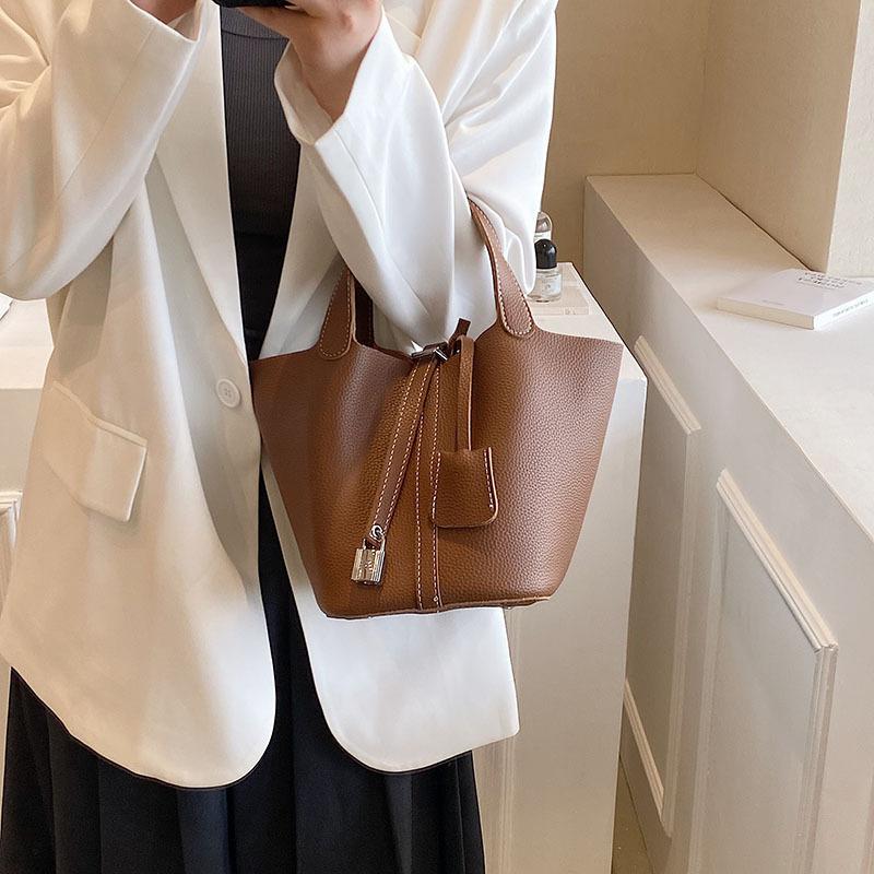 Сумка премиум-класса с нишевым дизайном, женская, новая популярная 2025 года, ручная сумка в иностранном стиле, универсальная, портативная сумка-ведро темно-коричневого
Сумка премиум-класса с нишевым дизайном, женская, новая популярная 2025 года, ручная сумка в иностранном стиле, универсальная, портативная сумка-ведро темно-коричневого