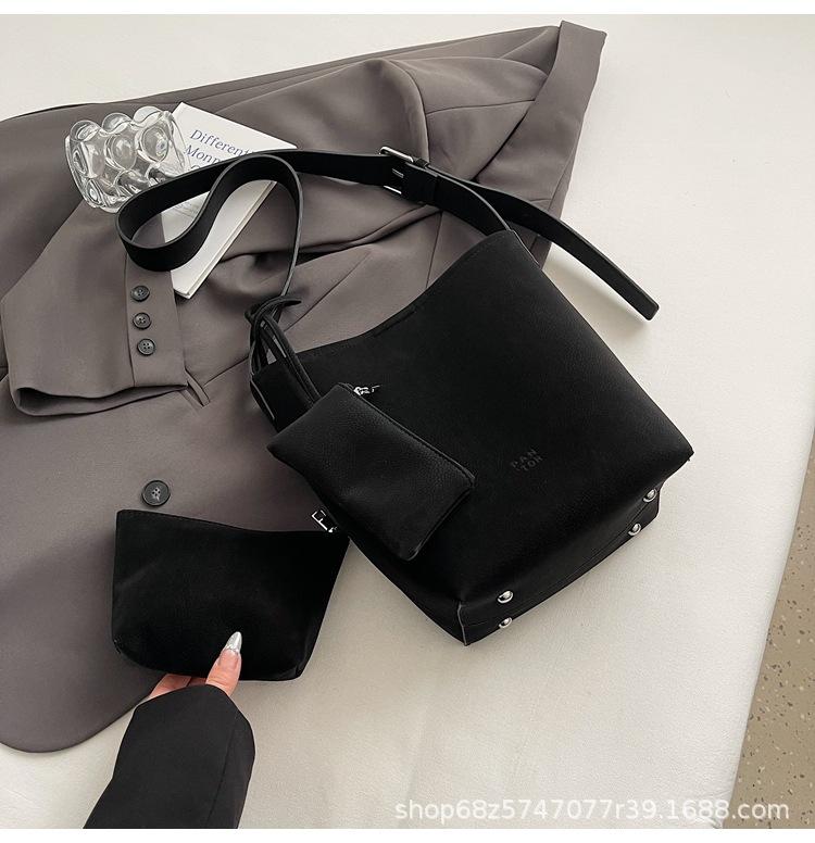 This year, the popular retro bucket bag 2025 new child and mother bag high-end oblique span bag niche design shoulder bag
This year, the popular retro bucket bag 2025 new child and mother bag high-end oblique span bag niche design shoulder bag
