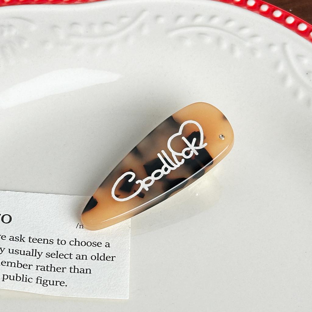 Handcrafted Elegant Acetate Duckbill Hair Clip For Women Featuring Fashionable Geometric Lines And Styles CreamTortoise5.7cm
Handcrafted Elegant Acetate Duckbill Hair Clip For Women Featuring Fashionable Geometric Lines And Styles CreamTortoise5.7cm