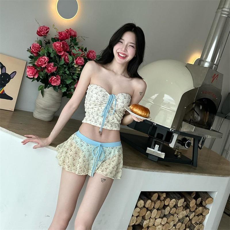 Women s Sweet Floral Strapless Swimsuit - Slimming and Conservative Skirt Style for Hot Spring Vacations M
Women s Sweet Floral Strapless Swimsuit - Slimming and Conservative Skirt Style for Hot Spring Vacations M