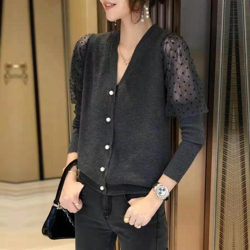 Korean Fashion Autumn new Thin Coats Women Solid V-Neck Lace Patchwork Button Temperament Chic Long Sleeve Cardigan Knitted Tops S сірий колір
Korean Fashion Autumn new Thin Coats Women Solid V-Neck Lace Patchwork Button Temperament Chic Long Sleeve Cardigan Knitted Tops S сірий колір