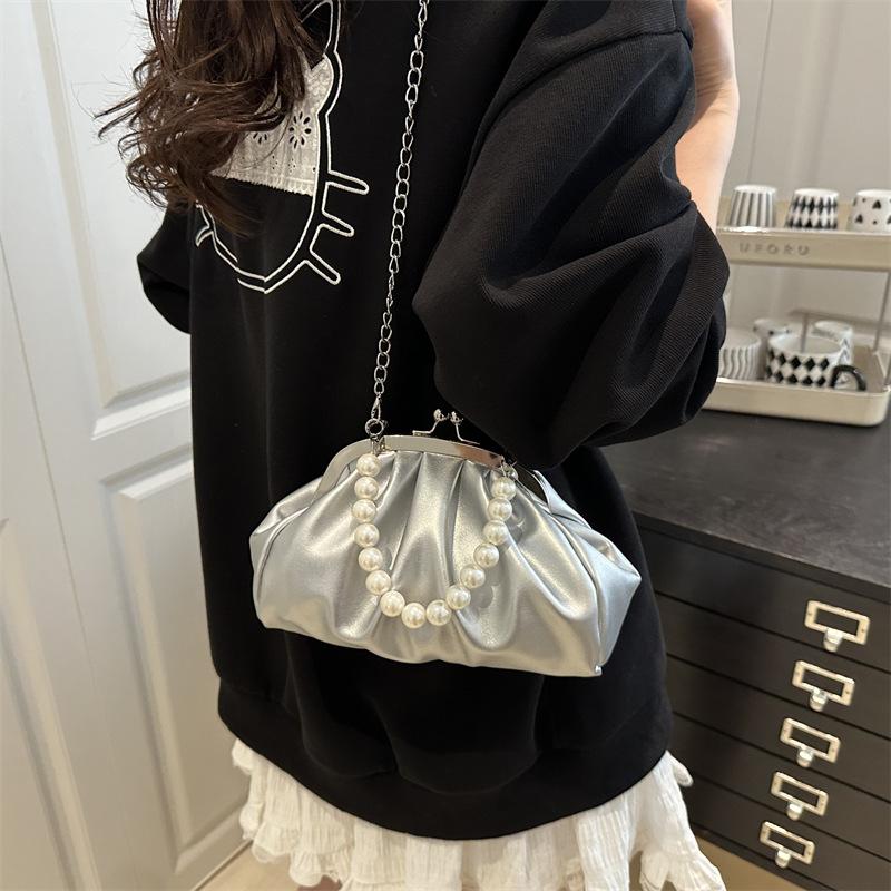 Pearl chain new fresh pleated solid color compact delicate clip-on messenger portable women s bag чёрный
Pearl chain new fresh pleated solid color compact delicate clip-on messenger portable women s bag чёрный