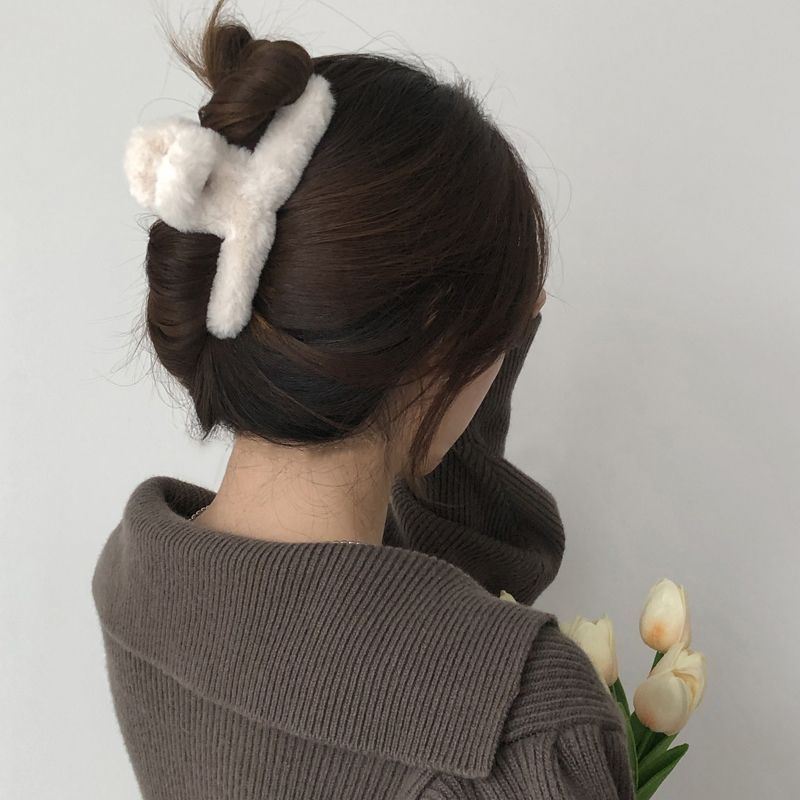 Winter Faux Fur Hair Claw for Women Elegant Crab Barrette Hairpin Girl-Hair Accessories Furry Headwear Hair Claw Clip
Winter Faux Fur Hair Claw for Women Elegant Crab Barrette Hairpin Girl-Hair Accessories Furry Headwear Hair Claw Clip