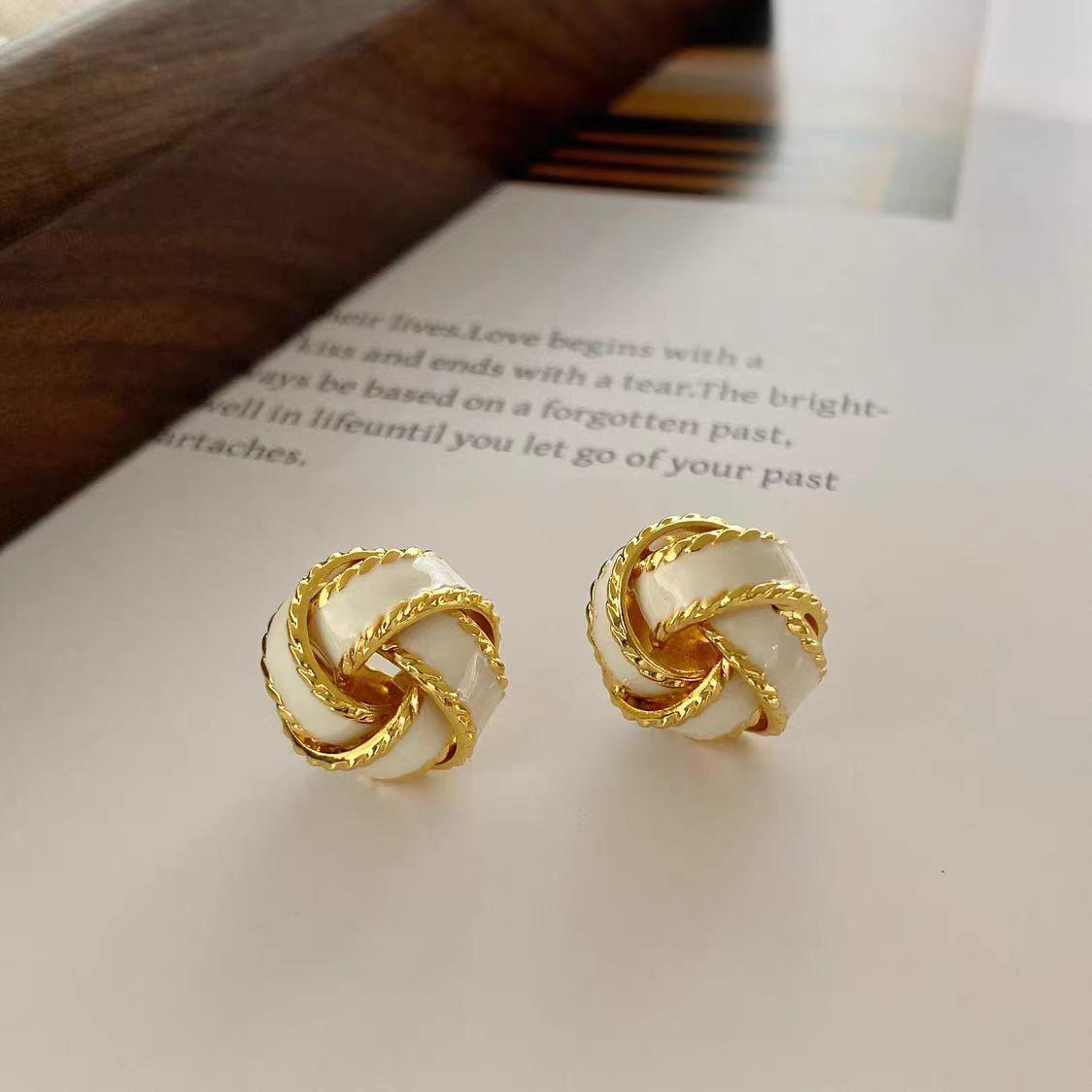 Retro temperament Maillard color drip glaze twist earrings women s autumn and winter light luxury high-end earrings niche design earrings
Retro temperament Maillard color drip glaze twist earrings women s autumn and winter light luxury high-end earrings niche design earrings