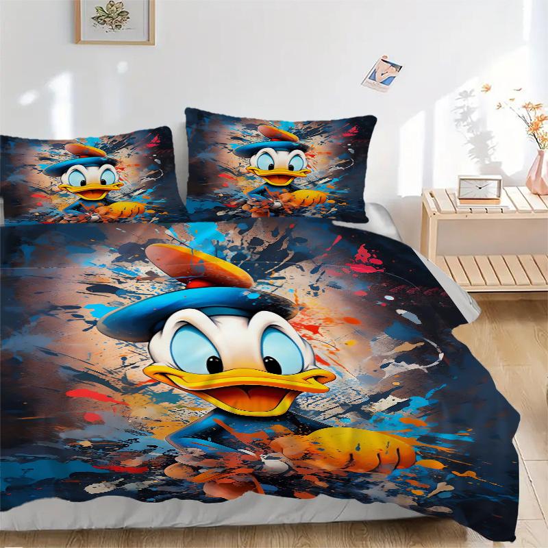 3pcs Graffiti Donald Duck Cartoon Design Printed Quilt Set, Includes 1 Quilt Cover and 2 Pillowcases, Machine Washable, Suitable for All Sea 135x200cm
3pcs Graffiti Donald Duck Cartoon Design Printed Quilt Set, Includes 1 Quilt Cover and 2 Pillowcases, Machine Washable, Suitable for All Sea 135x200cm
