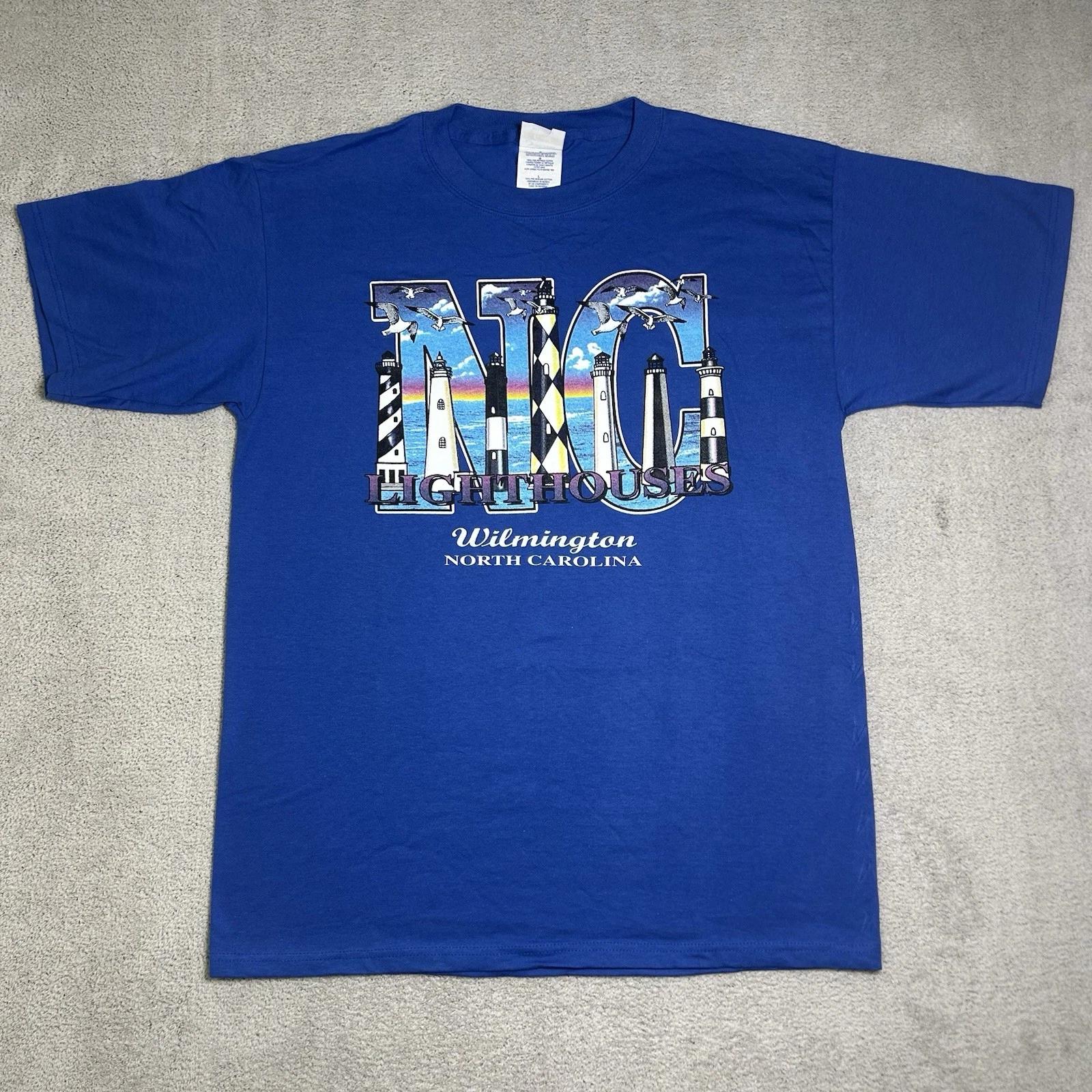Santee Gold Graphic Print T Shirt Men’s Large Wilmington NC Lighthouses Blue S
Santee Gold Graphic Print T Shirt Men’s Large Wilmington NC Lighthouses Blue S