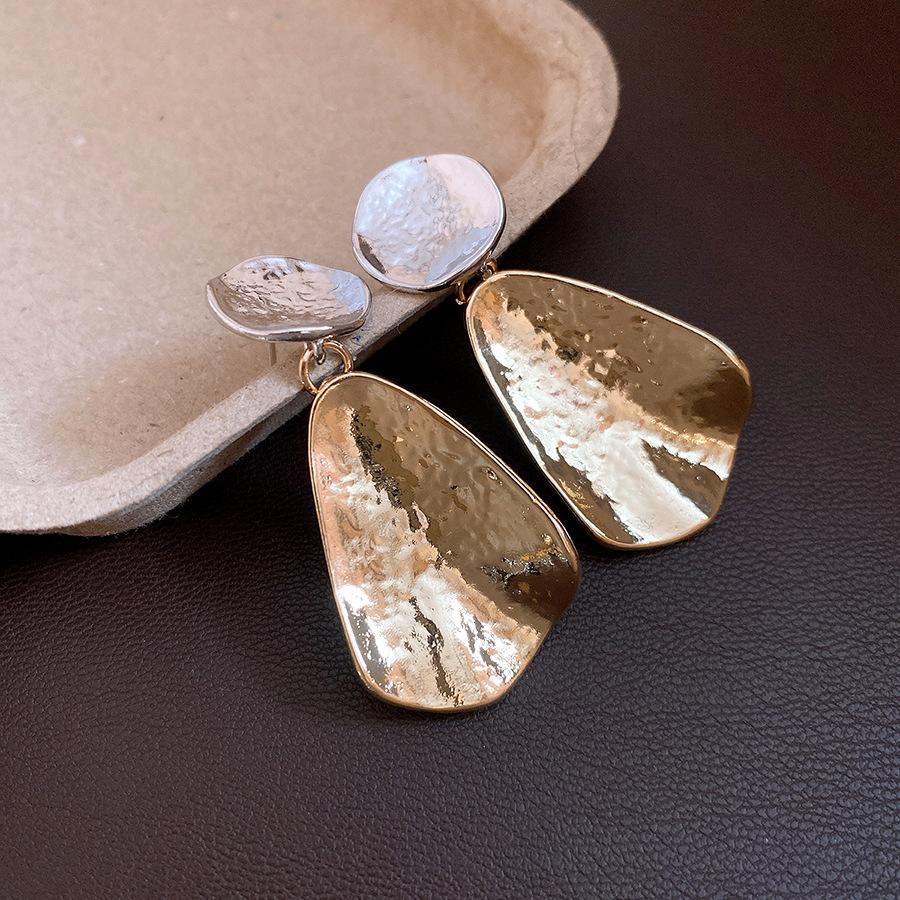European and American silver needle round water drop pendant earrings light luxury high-end stud earrings niche cold wind temperament earrings
European and American silver needle round water drop pendant earrings light luxury high-end stud earrings niche cold wind temperament earrings