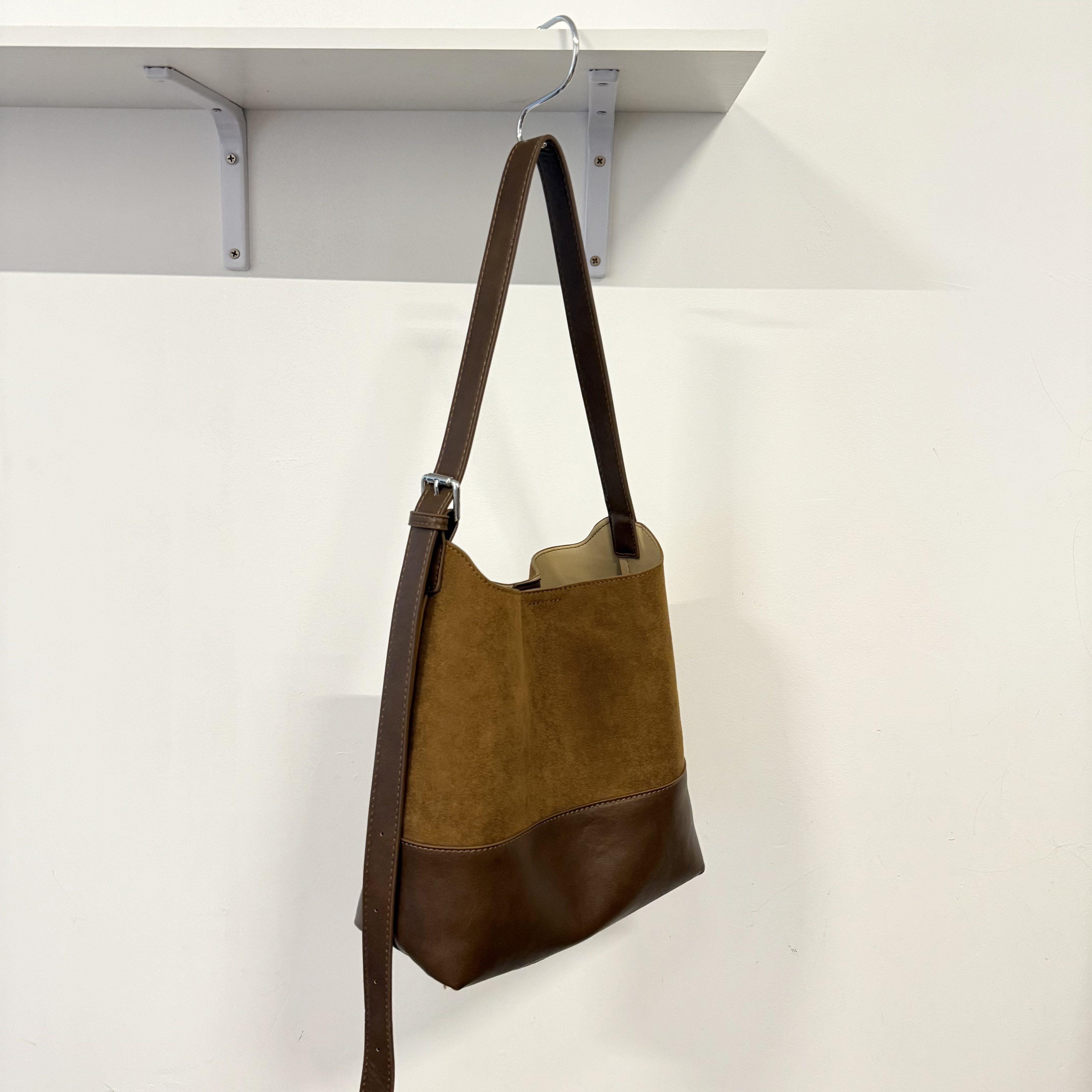 Ladies elegant suede crossbody bag - Adjustable wide shoulder strap, fashiable patchwork single-shoulder bag, retro tote bag 26x10x25cm коричневий
Ladies elegant suede crossbody bag - Adjustable wide shoulder strap, fashiable patchwork single-shoulder bag, retro tote bag 26x10x25cm коричневий