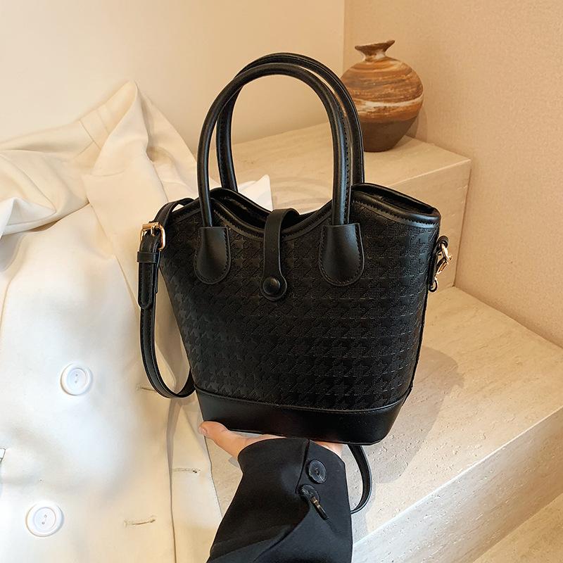 This Year s Popular Color Blocking Small Bag, New Autumn Versatile Crossbody Bag, Fashionable Super Hot Hand-held Bucket Bag чорний
This Year s Popular Color Blocking Small Bag, New Autumn Versatile Crossbody Bag, Fashionable Super Hot Hand-held Bucket Bag чорний