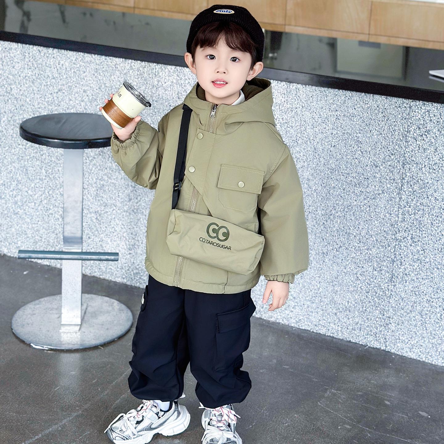 Двусторонняя ветровка с капюшоном для мальчиков на осень/зиму 2025 - Модная и крутая 120 cm
Двусторонняя ветровка с капюшоном для мальчиков на осень/зиму 2025 - Модная и крутая 120 cm