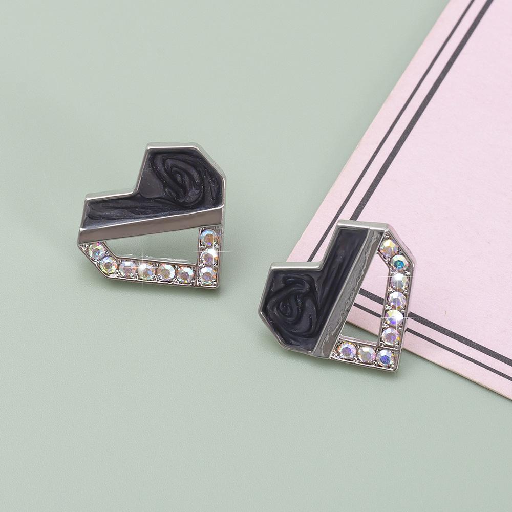 Korean Style Heart Stud Earrings - Zinc Alloy with Drip Oil & Inlaid Diamonds, Retro & Chic Design серебряный
Korean Style Heart Stud Earrings - Zinc Alloy with Drip Oil & Inlaid Diamonds, Retro & Chic Design серебряный