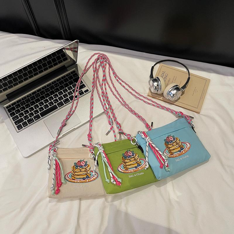 Niche mini handbag new embroidered nylon shopping bag women s shoulder bag lightweight cartoon bag
Niche mini handbag new embroidered nylon shopping bag women s shoulder bag lightweight cartoon bag