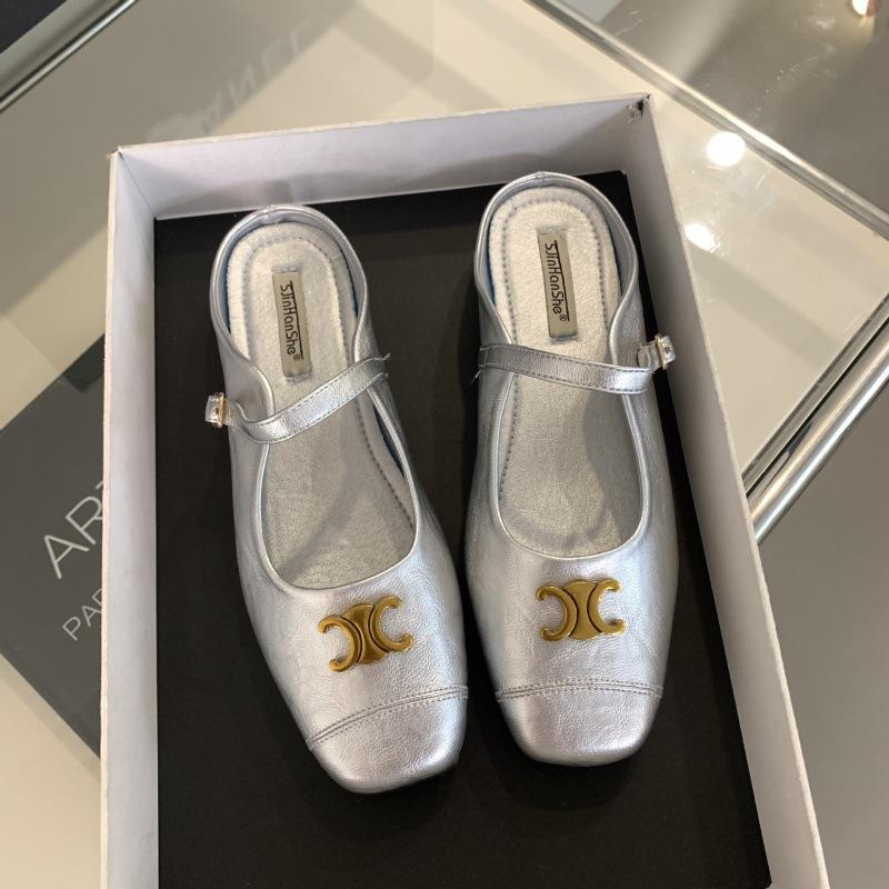 In the spring and autumn of 2025, the new French baotou half slippers, children wear thick heels, middle heels and half supports to increase the heigh 39 серебряный
In the spring and autumn of 2025, the new French baotou half slippers, children wear thick heels, middle heels and half supports to increase the heigh 39 серебряный