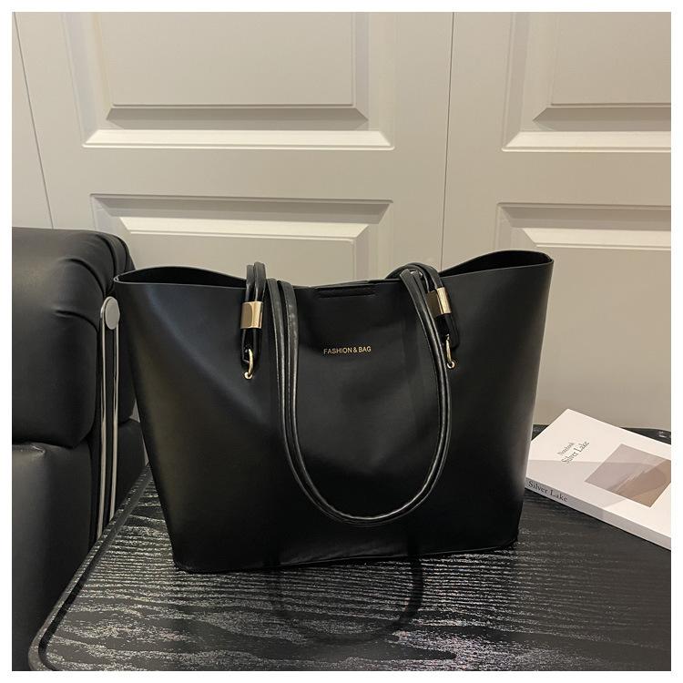 Fashionable Soft Leather Shoulder Bag with Elegant Design, Adjustable Strap for Over-the-shoulder Carrying. чёрный
Fashionable Soft Leather Shoulder Bag with Elegant Design, Adjustable Strap for Over-the-shoulder Carrying. чёрный