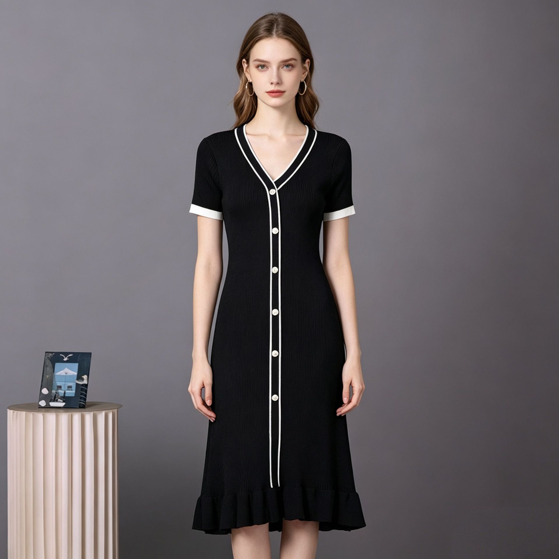 Celebrity temperament V-neck long-sleeved single-breasted waist-closed knitted dress women s autumn sweater slim-fitting ruffle skirt S чёрный
Celebrity temperament V-neck long-sleeved single-breasted waist-closed knitted dress women s autumn sweater slim-fitting ruffle skirt S чёрный