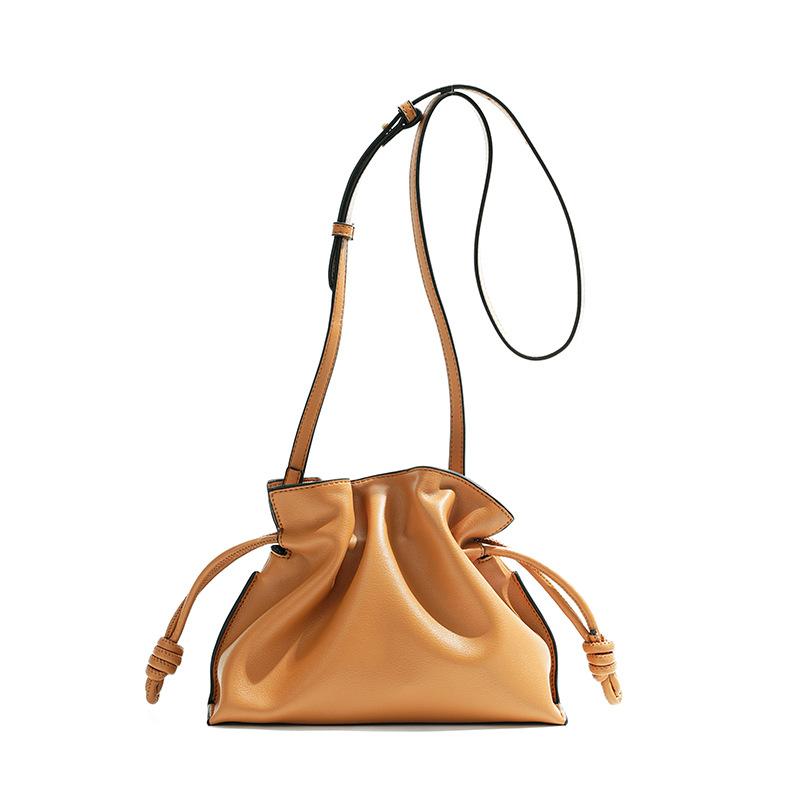New niche drawstring pleated soft cowhide bag, genuine leather high-end casual bucket single shoulder messenger bag women коричневий
New niche drawstring pleated soft cowhide bag, genuine leather high-end casual bucket single shoulder messenger bag women коричневий