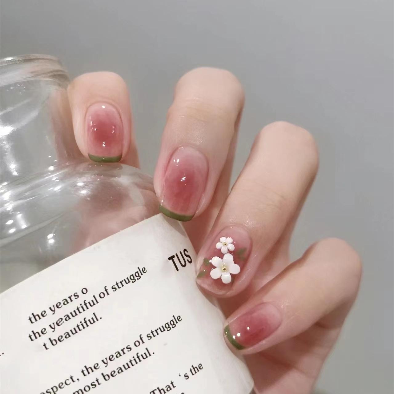 Blush Little Flower Wearable Nail Art: French Edge White Flower Short Fake Nails 
Blush Little Flower Wearable Nail Art: French Edge White Flower Short Fake Nails
