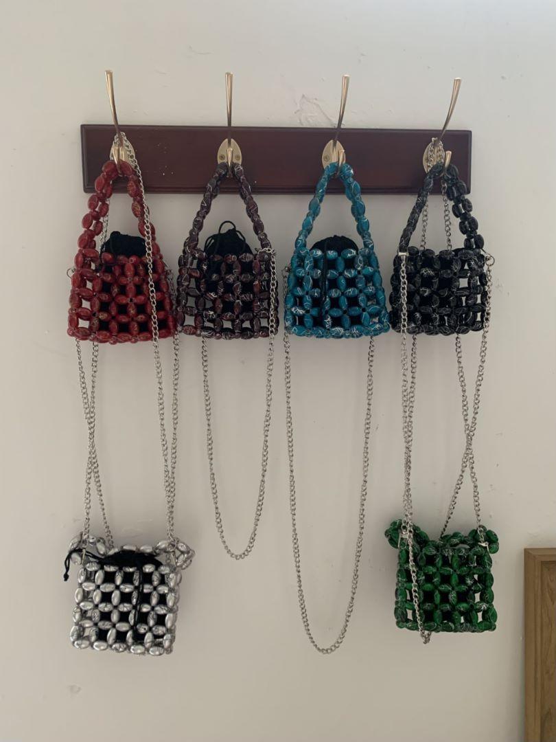 Autumn and winter new handwoven beaded oil painting color matching and other designs Douyin portable messenger bag
Autumn and winter new handwoven beaded oil painting color matching and other designs Douyin portable messenger bag