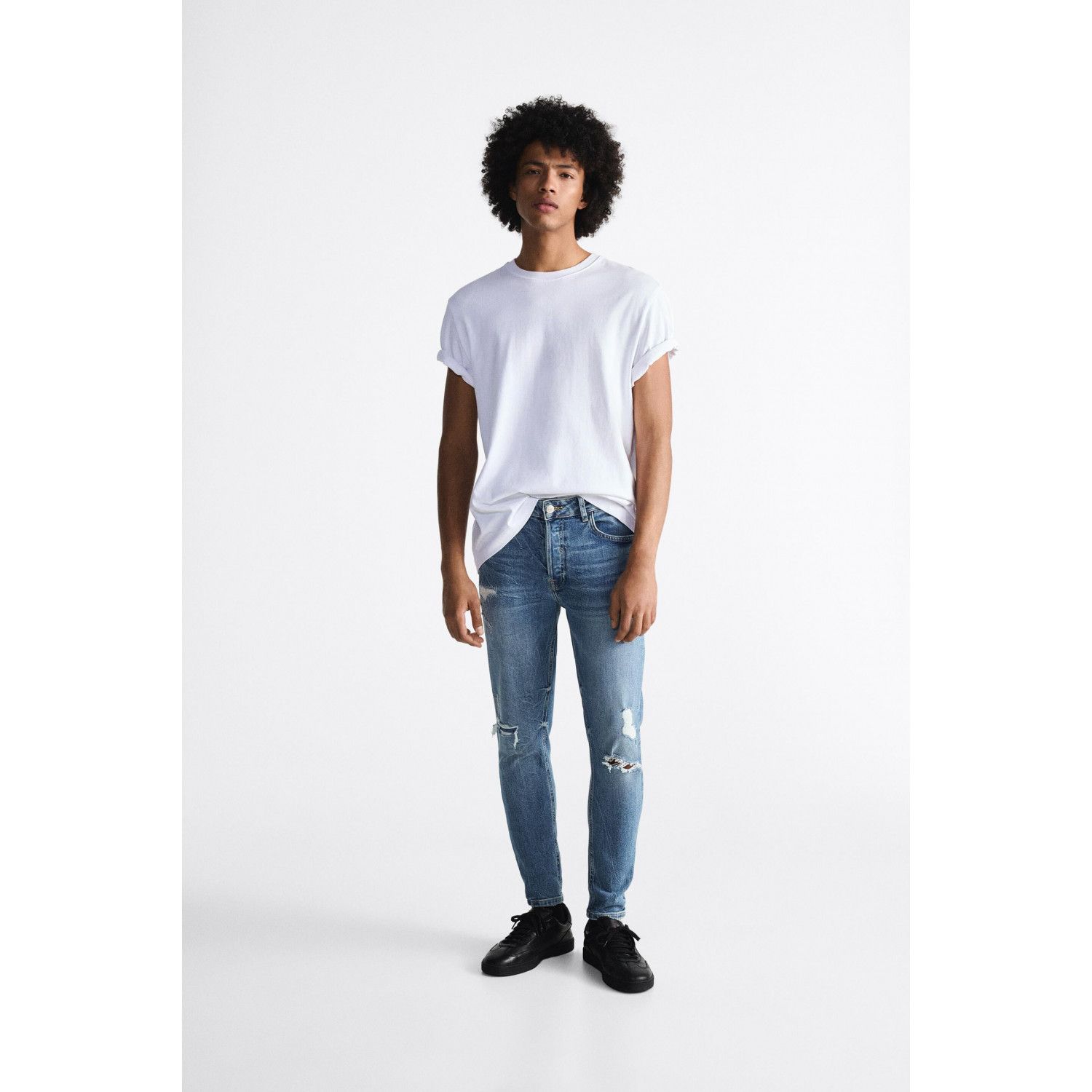 RIPPED SKINNY JEANS 
RIPPED SKINNY JEANS