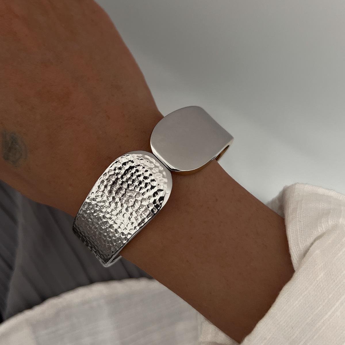 Design sense alloy bracelet exaggerated high-end sense explosive jewelry fashion temperament hip-hop style bracelet
Design sense alloy bracelet exaggerated high-end sense explosive jewelry fashion temperament hip-hop style bracelet