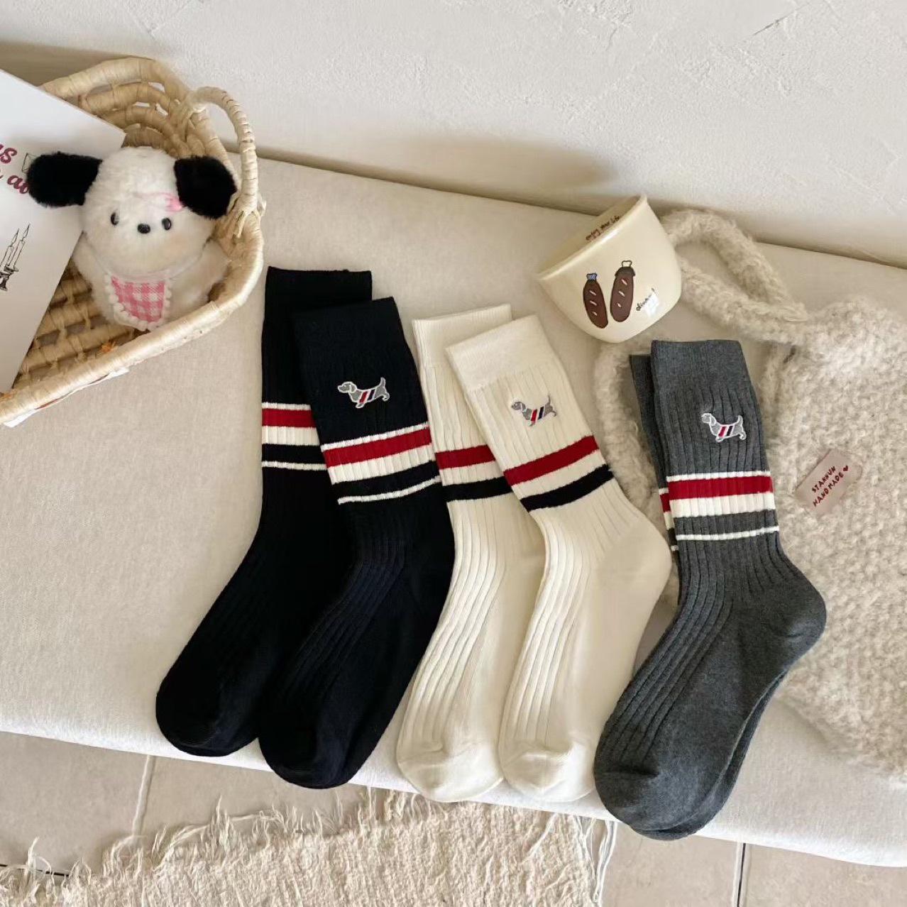 High Fashion Dachshund Embroidery Mid-Calf Women s College Style Striped Socks One Size сірий колір
High Fashion Dachshund Embroidery Mid-Calf Women s College Style Striped Socks One Size сірий колір