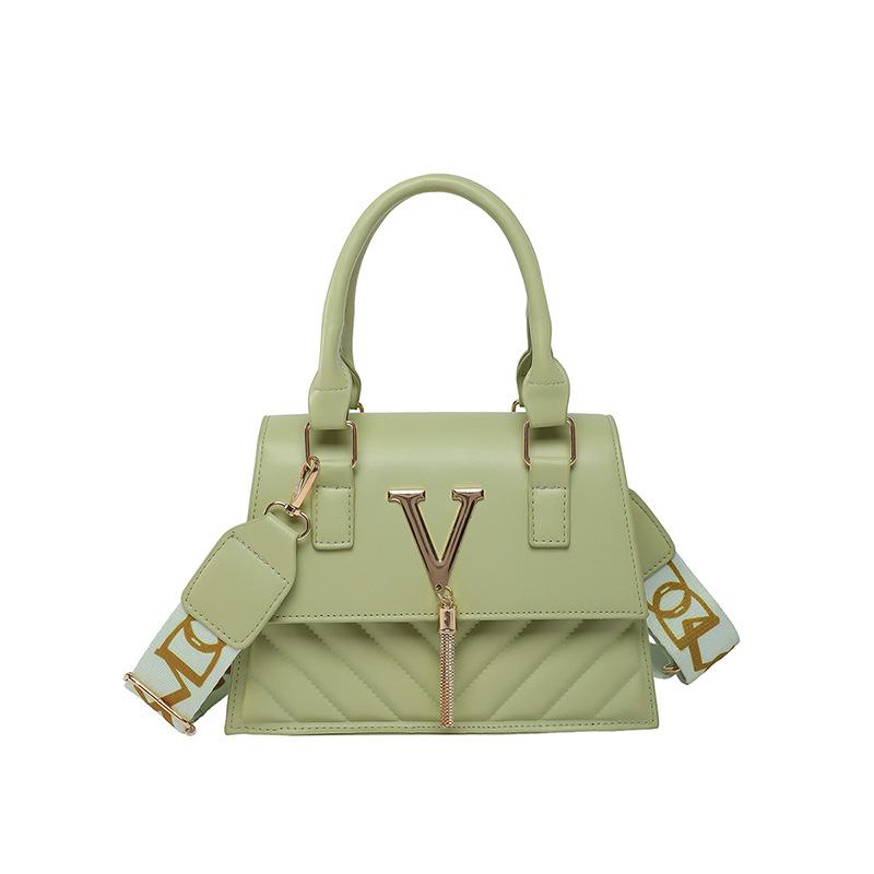 This year s popular embroidery thread diamond checkered bag women s new shoulder bag with a foreign texture chain crossbody small square bag зелений
This year s popular embroidery thread diamond checkered bag women s new shoulder bag with a foreign texture chain crossbody small square bag зелений