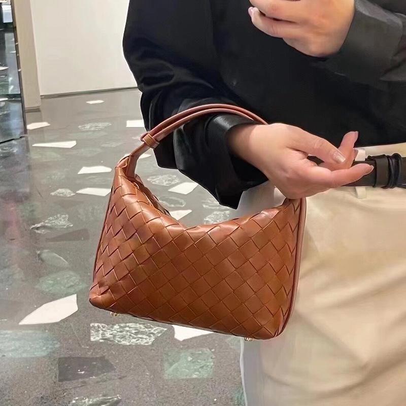 Wallace Genuine Leather Woven Shoulder Bag: New Style Underarm Lunch Box Bag for Women
Wallace Genuine Leather Woven Shoulder Bag: New Style Underarm Lunch Box Bag for Women