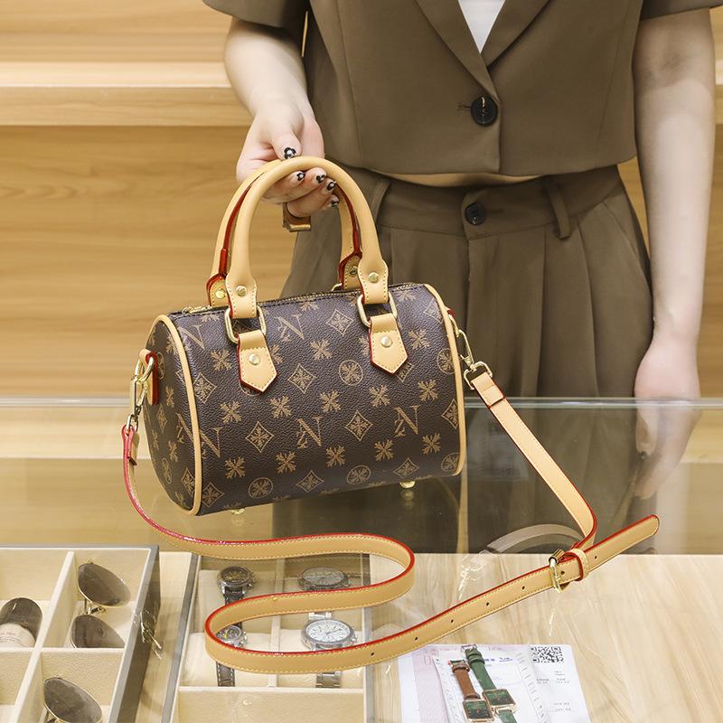 Весенне-летние новые женские сумки, ретро сумки-тоут с принтом букв, модные контрастные сумки-подушки, наплечные сумки-мессенджеры
Весенне-летние новые женские сумки, ретро сумки-тоут с принтом букв, модные контрастные сумки-подушки, наплечные сумки-мессенджеры