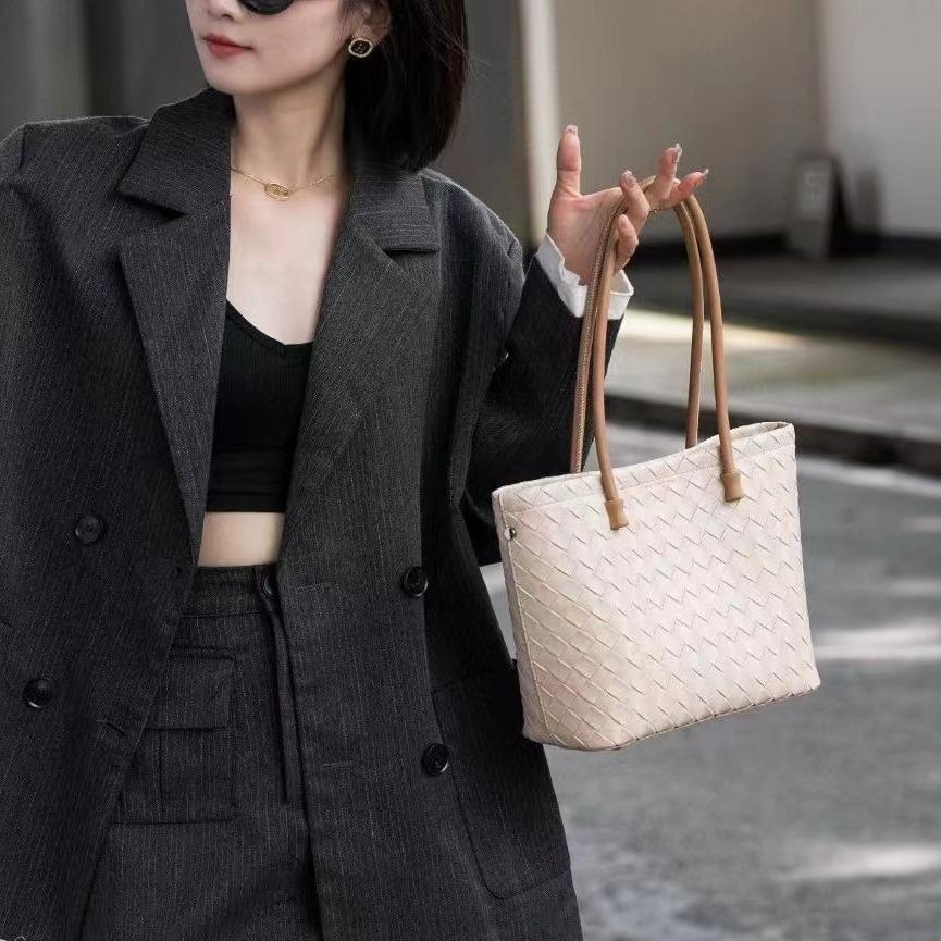 Сумка через плечо из натуральной кожи, большая вместимость, модная простая сумка-тоут, сумка под мышкой, повседневная женская сумка бежевый
Сумка через плечо из натуральной кожи, большая вместимость, модная простая сумка-тоут, сумка под мышкой, повседневная женская сумка бежевый