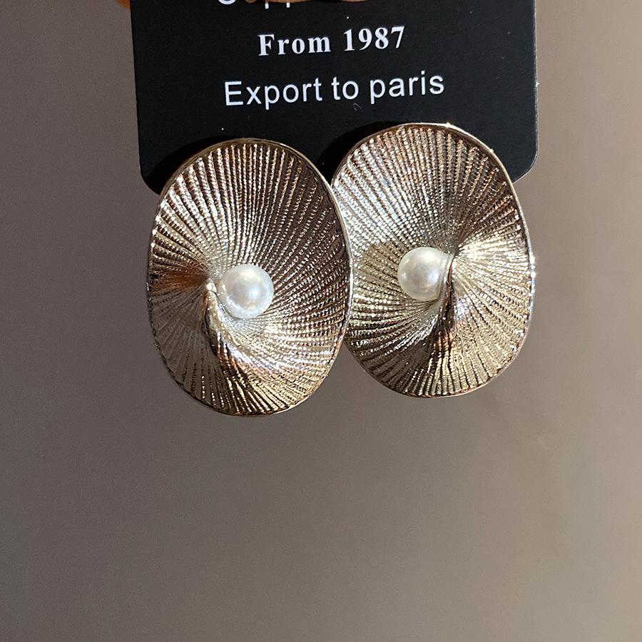 K real gold electroplated silver needle oval texture pearl stud earrings niche temperament earrings light luxury high-end earrings
K real gold electroplated silver needle oval texture pearl stud earrings niche temperament earrings light luxury high-end earrings
