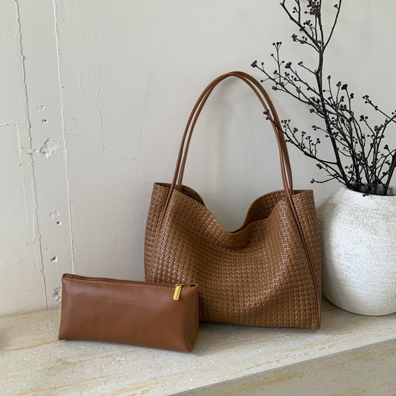 2025 autumn and winter new large-capacity woven bag women s retro fashion simple shoulder bag textured commuter tote bag коричневый
2025 autumn and winter new large-capacity woven bag women s retro fashion simple shoulder bag textured commuter tote bag коричневый