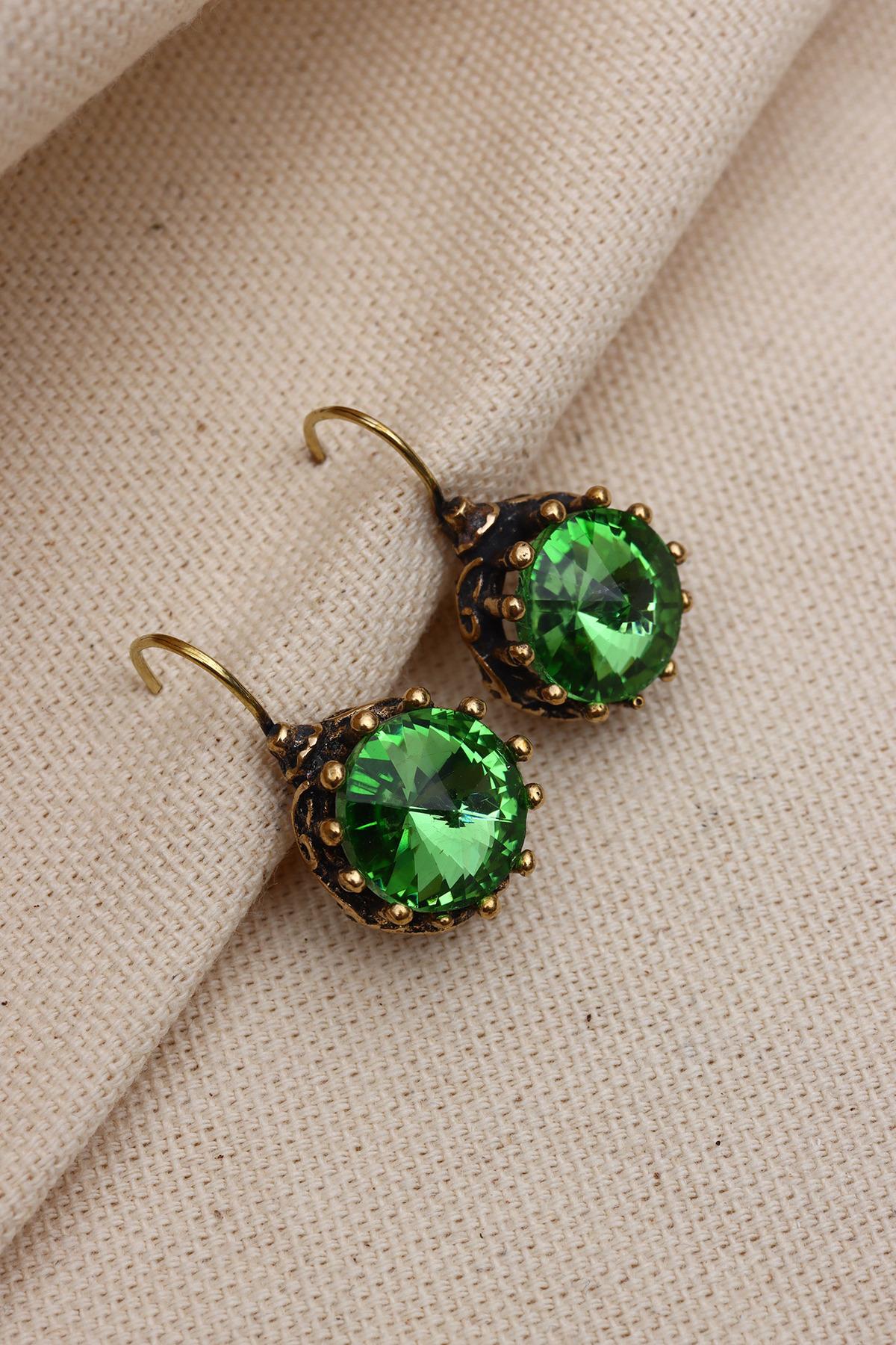 Настоящие серьги с круглыми светло-зелеными камнями
Настоящие серьги с круглыми светло-зелеными камнями