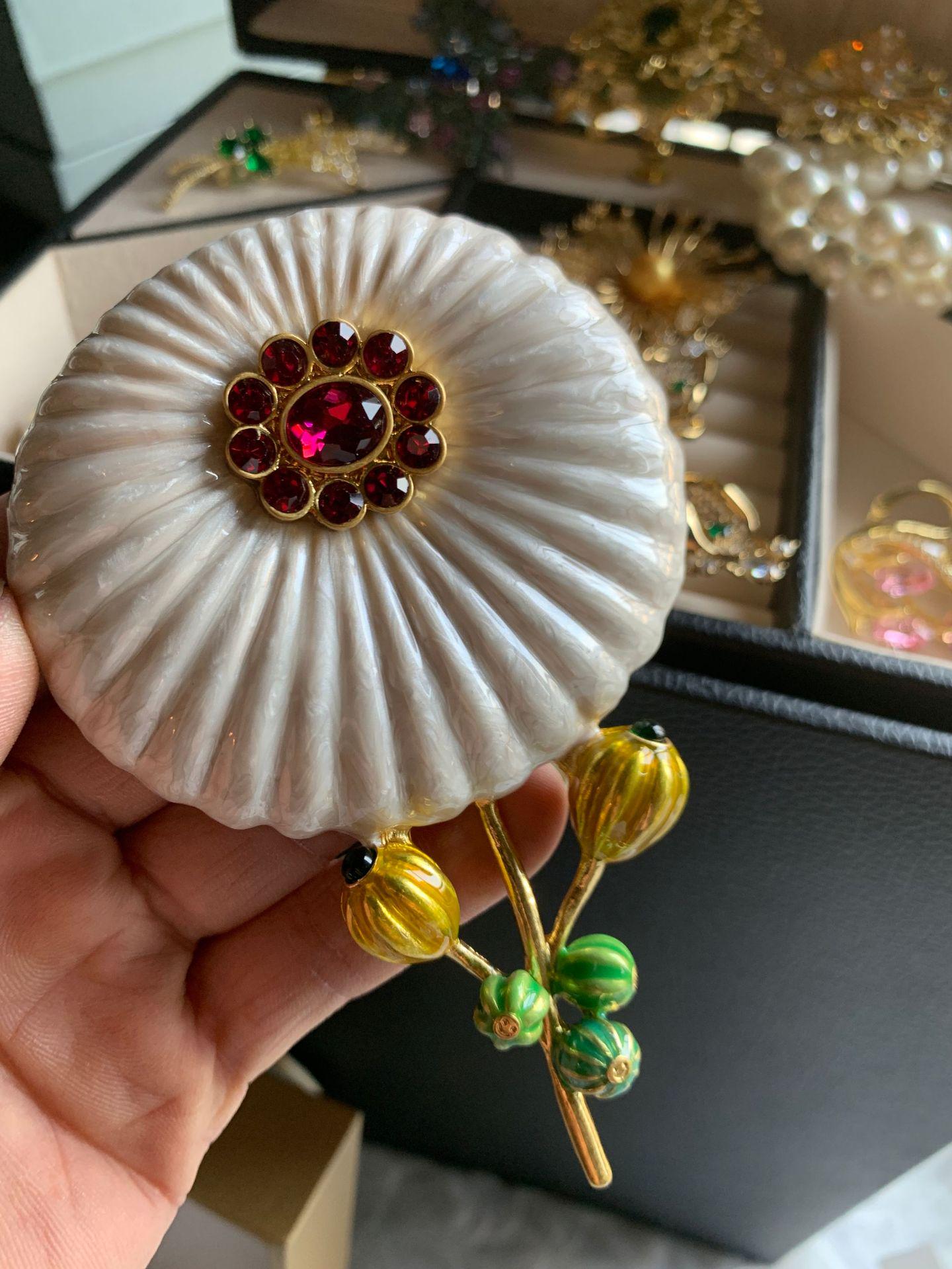 Брошь Винтаж Антикварная Дейзи Леди Вестерн - Европейский и Американский Стиль
Брошь Винтаж Антикварная Дейзи Леди Вестерн - Европейский и Американский Стиль